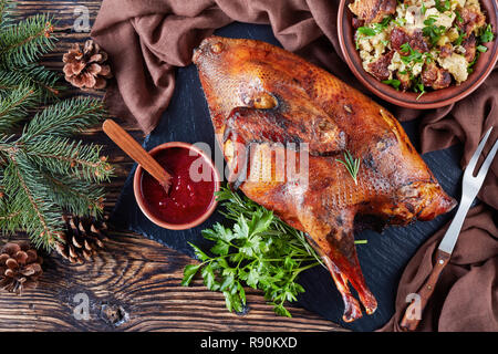 Vista aerea del delizioso tacchino al forno servito con salsa di mirtilli e salsa fatta con pane, sedano, cipolla, mele, castagne e le erbe. tre fir Foto Stock