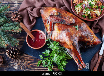 Vista aerea del delizioso tacchino al forno servito con salsa di mirtilli e salsa fatta con pane, sedano, cipolla, mele, castagne e le erbe. tre fir Foto Stock