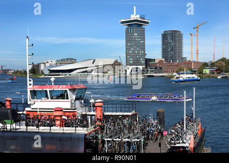 Waterfront di Amsterdam Noord distretto con un moderno edificio di eye Film Institute e la torre di Amsterdam Paesi Bassi, (banca del Nord dell'IJ) Foto Stock