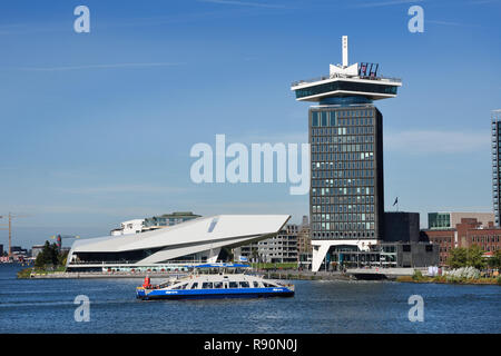 Waterfront di Amsterdam Noord distretto con un moderno edificio di eye Film Institute e la torre di Amsterdam Paesi Bassi, (banca del Nord dell'IJ) Foto Stock