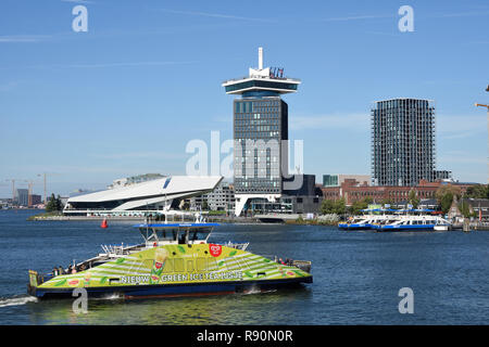 Waterfront di Amsterdam Noord distretto con un moderno edificio di eye Film Institute e la torre di Amsterdam Paesi Bassi, (banca del Nord dell'IJ) Foto Stock