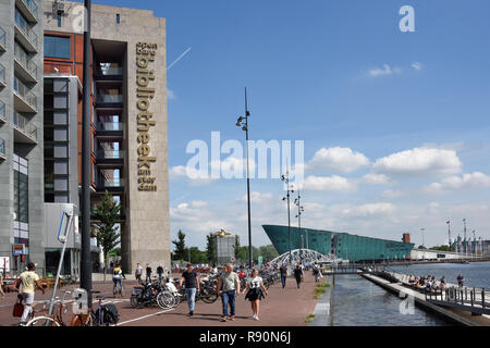 Biblioteca- Oosterdok Kade vicino ad Amsterdam Central - NEMO Science Museum Amsterdam Paesi Bassi Foto Stock