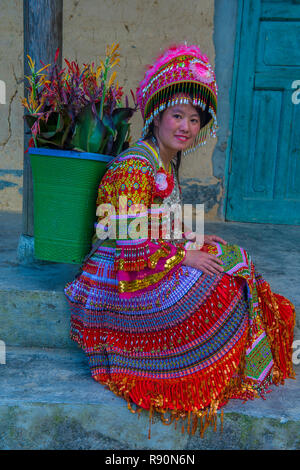 Ragazza della minoranza Hmong in un villaggio vicino a Dong Van in Vietnam Foto Stock