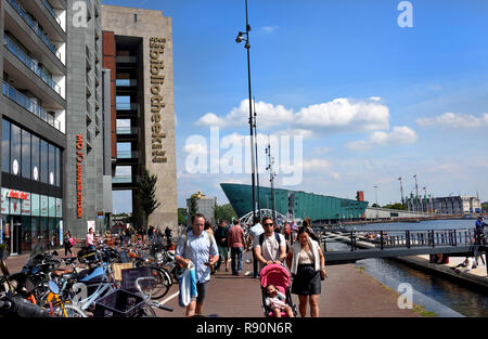 Biblioteca- Oosterdok Kade vicino ad Amsterdam Central - NEMO Science Museum Amsterdam Paesi Bassi Foto Stock