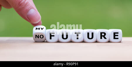 È a mano ruotando un dado e cambia l'espressione 'nessun futuro' e 'my futuro" Foto Stock