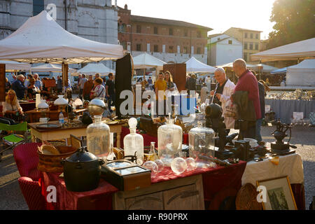 Lucca, Toscana, Italia: Mercato di antiquariato in piazza San Martino accanto al duomo Foto Stock