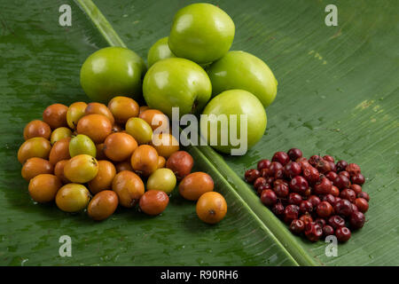 Frutta : Close up di diverse varietà di indiani Jujube mele isolato su Verde foglia di banano Background Shot in Studio Foto Stock