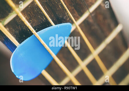 Collo di chitarra con le corde di metallo macro Foto Stock