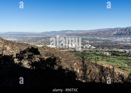 Burbank e la Valle di San Fernando con la Verdugo colline e montagne di San Gabriel in background. Colpo da Griffith Park sentiero escursionistico a Los Angel Foto Stock