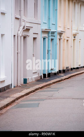 Fila di case a schiera in una strada a Fowey, Cornwall, Regno Unito Foto Stock