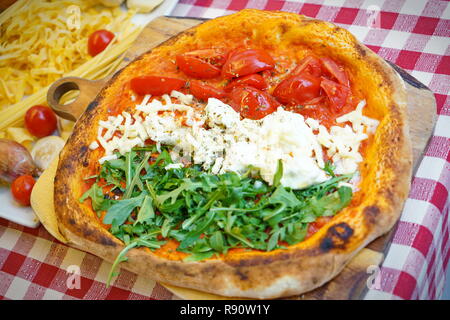 Italiano patriottica pizza tricolore con strisce di colore rosso, bianco e verde con i colori della bandiera nazionale Foto Stock