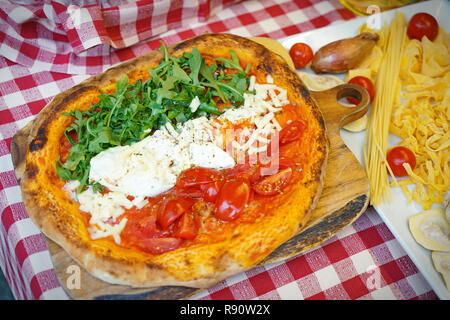 Italiano patriottica pizza tricolore con strisce di colore rosso, bianco e verde con i colori della bandiera nazionale Foto Stock