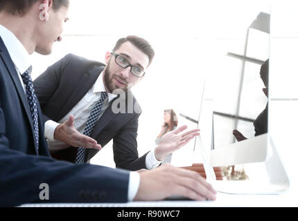 Due imprenditori parlando di nuove opportunità udienza con il pc Foto Stock