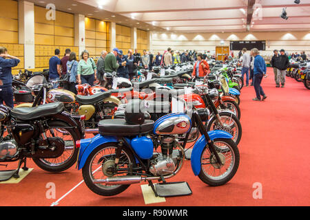 Per i visitatori in cerca di vintage moto / Moto a Shetland Classic Motor Show a Lerwick, isole Shetland, Regno Unito Foto Stock