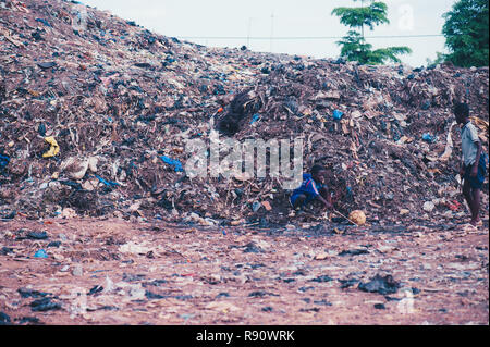 Mali, Africa - Nero bambini africani che giocano a calcio in una discarica per rifiuti. Area rurale vicino a Bamako Foto Stock