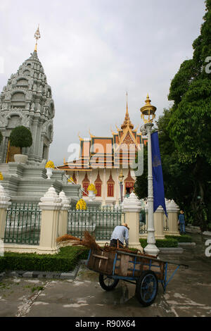 Stupa della Principessa Kantha Bopha con il Wat Preah Keo Morokat oltre, Pagoda d'argento, Phnom Penh Cambogia Foto Stock