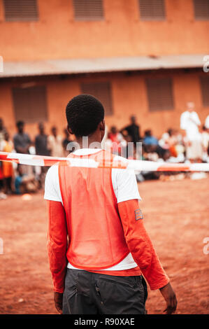 Mali, Africa - africano nero bambini, ragazzi e adulti che giocano a calcio in una discarica per rifiuti. Area rurale vicino a Bamako Foto Stock