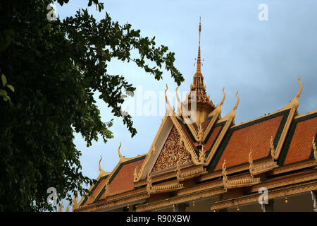 Il tetto del Wat Preah Keo Morokat aka Pagoda d'argento aka il Tempio del Buddha di Smeraldo, Phnom Penh Cambogia Foto Stock