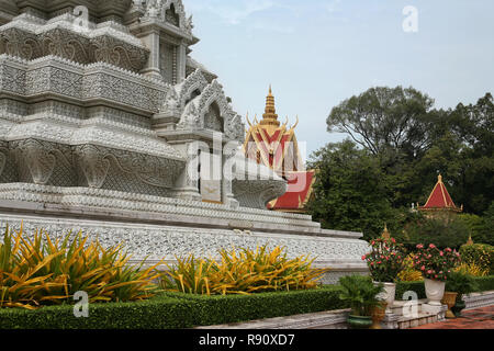 Stupa del re Suramarit e HM Regina Kossomak, Pagoda d'argento, Phnom Penh Cambogia Foto Stock