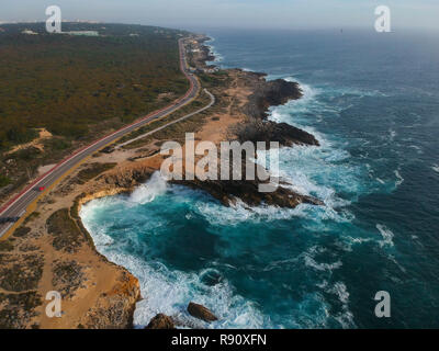 Vista aerea da una strada nel litorale vicino dall'oceano. Cascais Portogallo Foto Stock