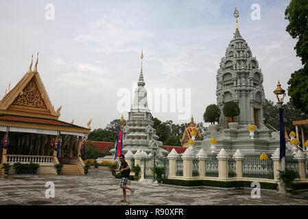 L a R: La Dhammasala, lo stupa di Suramarit re e regina Kossomak e lo Stupa della Principessa Kantha Bopha, argento complesso Pagoda di Phnom Penh Foto Stock