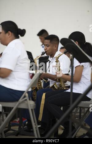 Guam Esercito Nazionale Guardsman Sgt. Ken Orejola, 721st Army Band, suona il sassofono durante un concerto gratuito la band ha messo in con il Pacific Saipan venti band, nel villaggio di Garapan, Saipan, Repubblica della Mariana Islands settentrionale, Dicembre 9, 2018. Sgt Orejola, un nativo di Saipan, anche volontariamente per aiutare con la traslocazione di detriti missione dopo la Super Typhoon Yutu ha colpito l'isola alla fine di ottobre. Foto Stock