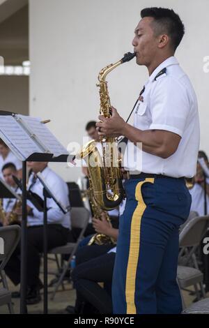 Guam Esercito Nazionale Guardsman Sgt. Krysthian Villanueva, 721st Army Band, svolge un sassofono solo durante una performance con il Pacific Saipan venti band presso American Memorial Park, Garapan, Saipan, Repubblica della Mariana Islands settentrionale, Dicembre 9, 2018. La 721st Army Band ha suonato in un concerto gratuito con il Pacific Saipan venti Band per elementi di servizio e di Saipan locali come un modo per dire "grazie" per il supporto alle truppe durante la Super Typhoon Yutu soccorsi. Foto Stock