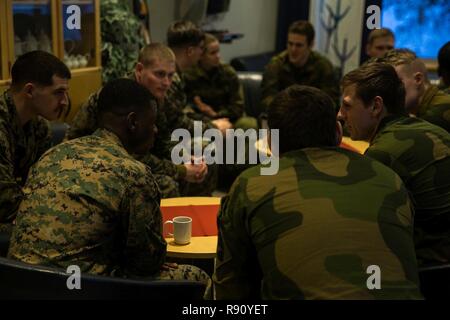 Stati Uniti Marines con forze Marine in Europa e in Africa la Marine Corps Element-Norway norvegese e soldati dell esercito di confrontare e contrapporre i loro militari sottufficiale corps durante una fanteria di marina arruolato corso di leadership in Setermoen, Norvegia, 6 dicembre 2018. Questo corso consisteva in varie lezioni e addestramento fisico sul modo di guidare e condurre essi stessi come Sottufficiali. Foto Stock