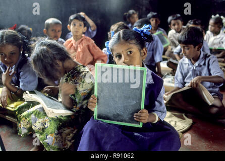 I bambini nella scuola di villaggio, Karnataka, India Foto Stock