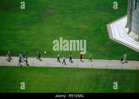 Vista panoramica del percorso a piedi verso la cattedrale, Pisa, Toscana, Italia Foto Stock