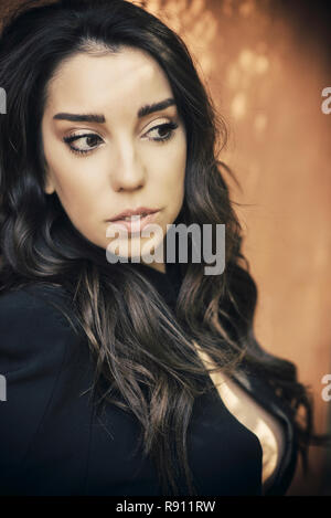 Preoccupato della donna che guarda lontano Foto Stock