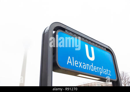 Berlino, Germania - 21 dicembre 2017. Alexanderplatz stazione della metropolitana sign in inverno in un giorno di nebbia Foto Stock