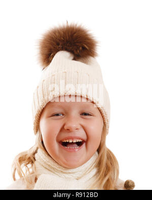Ritratto di una ridente bambina in un berretto lavorato a maglia con un pompon, sciarpa e un maglione. Isolato su sfondo bianco Foto Stock
