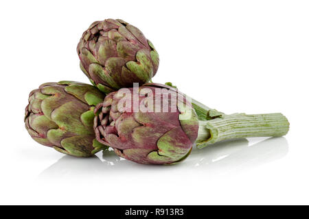 Carciofi freschi isolati su sfondo bianco. Studio shot Foto Stock