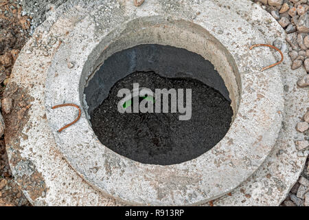 Costruzione in cemento tubo tubo. La costruzione di una strada di fognature nel sistema di scarico Foto Stock