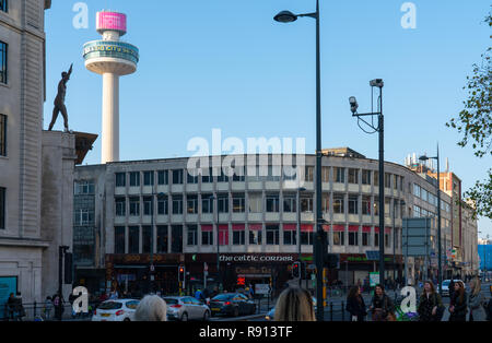 Lime St e Ranelagh St, Liverpool, con St John's Beacon (ora Radio City Tower), e Lewis della statua. Immagine presa nel novembre 2018. Foto Stock