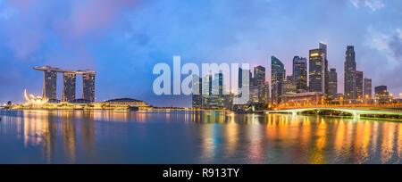 Lo skyline di Singapore presso la baia prima dell'alba. Foto Stock
