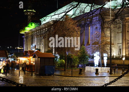 St George's Hall, Lime Street, Liverpool, St John's Beacon in background, Steble Fontana in primo piano. Immagine presa nel dicembre 2016. Foto Stock