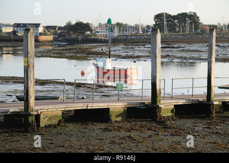 Barche a bassa marea in Emsworth, porto di Chichester, Regno Unito Foto Stock