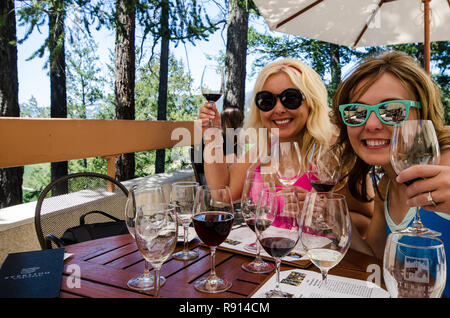 23 agosto 2018 - Napa, CA: due amiche di bere vino, posa con bicchieri di vino alla sterlina vigneti nella Valle di Napa California Foto Stock