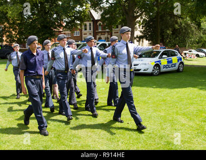 1003 Leighton Buzzard squadrone cadetti aria presentante a forze armate giorno 2014 Foto Stock