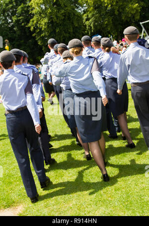 1003 Leighton Buzzard squadrone cadetti aria presentante a forze armate giorno 2014 Foto Stock