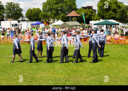 1003 Leighton Buzzard squadrone cadetti aria presentante a forze armate giorno 2014 Foto Stock