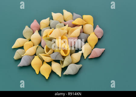 Pasta conchiglie su sfondo verde Foto Stock