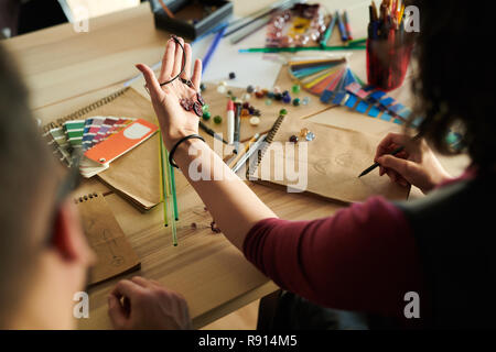 Femmina di designer di gioielli Foto Stock