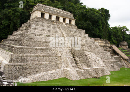 Grande Piramide Maya di Palenque nella giungla Foto Stock