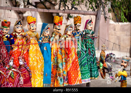 * Il Rajasthan Souvenir marionette appeso nel negozio di Jodhpur City Palace, India Foto Stock