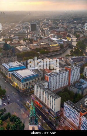 Berlin, Berlin stato / Germania - 2018/07/28: vista panoramica del centro e di quartieri occidentali di Berlino lungo il fiume Spree con parco Tiergarten Foto Stock