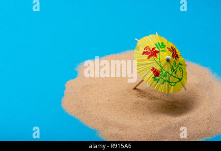 Concetto di una remota isola tropicale paradiso, con un ombrellone in spiaggia o ombrello. Foto Stock