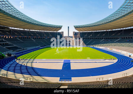 Berlin, Berlin stato / Germania - 2018/07/31: spazio interno della storica Olympiastadion stadio sportivo originariamente costruito per le Olimpiadi estive ho Foto Stock